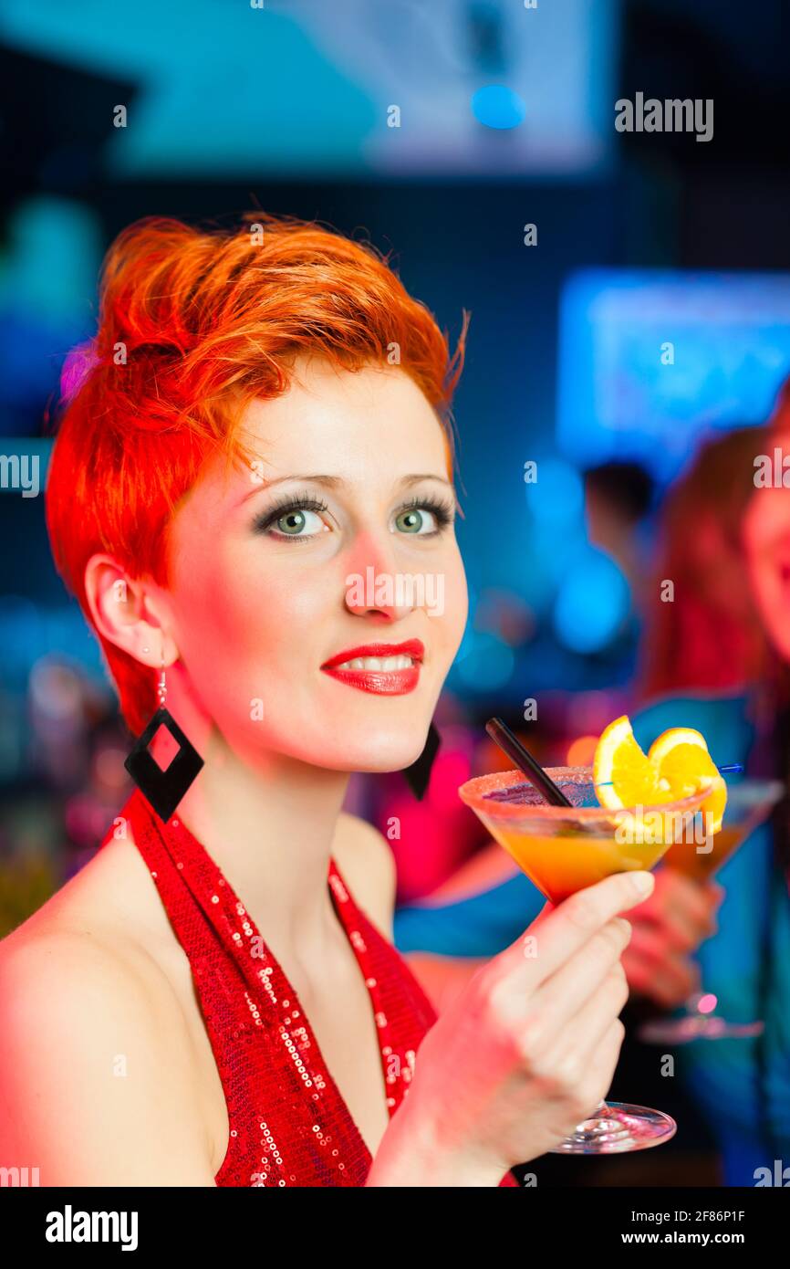 Junge Frauen im Club oder bar Cocktails trinken und Spaß haben Stockfoto