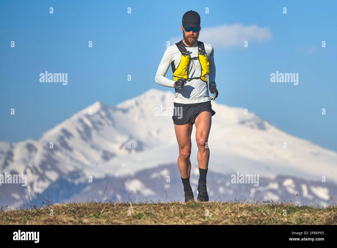 Mann Reise Sportler in den Bergen in großer Höhe Stockfoto