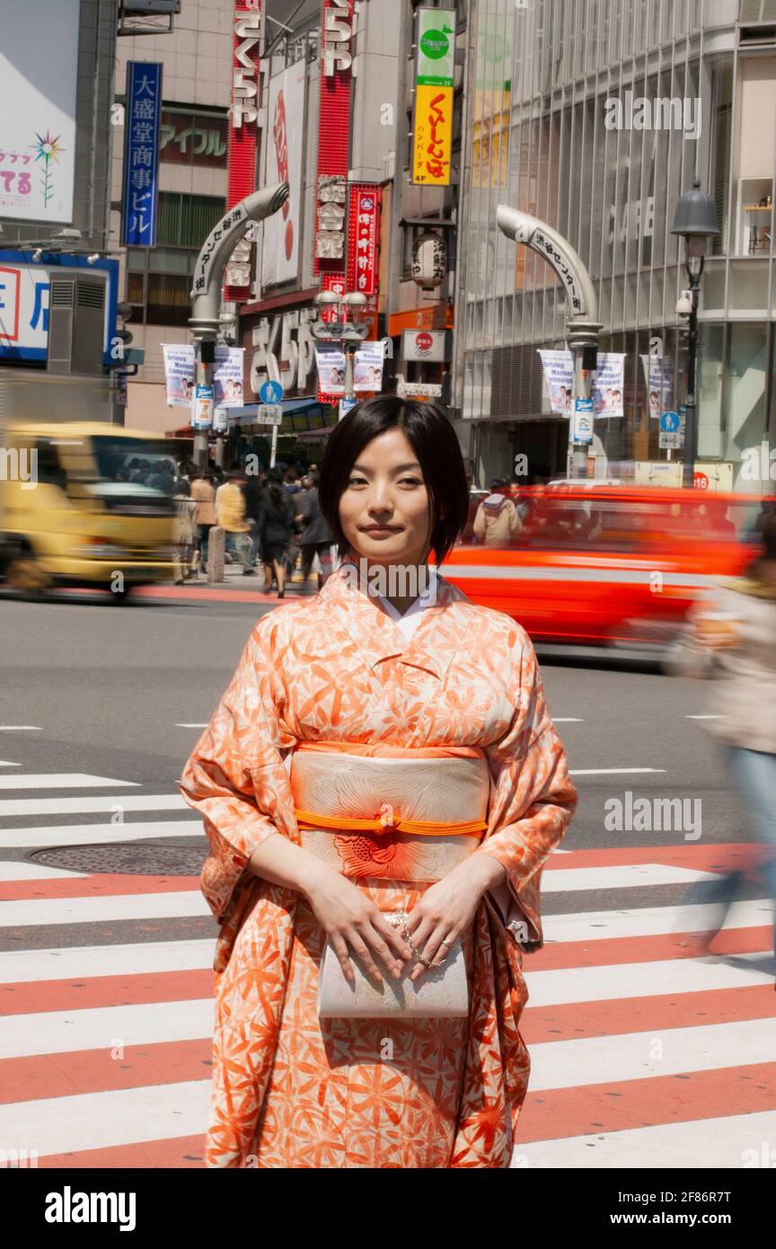 Porträt schöne junge Frau in Kimono auf einer belebten Straße in Izu, Japan Stockfoto