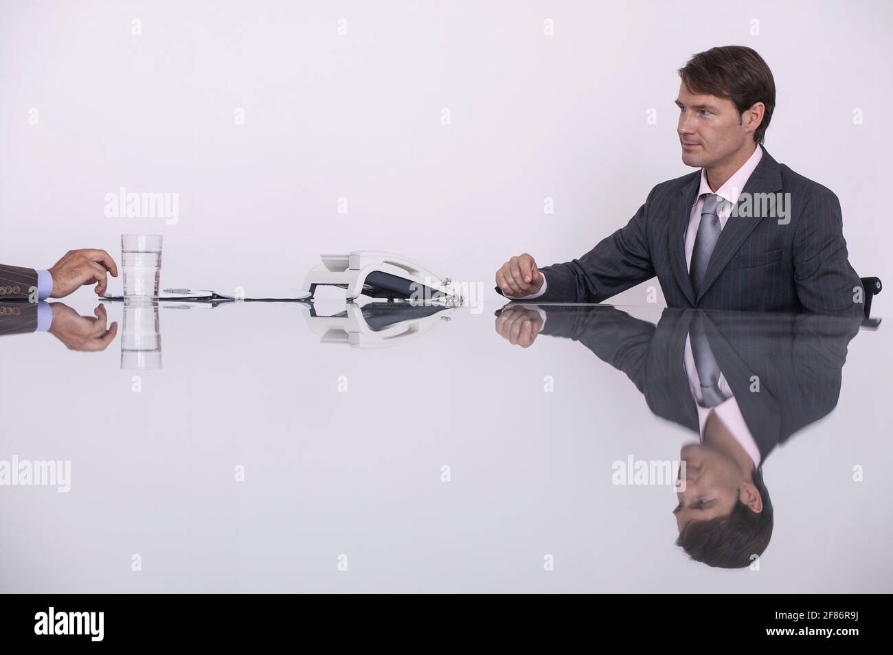 Spiegelung des Geschäftsmannes im Konferenzsaal Stockfoto