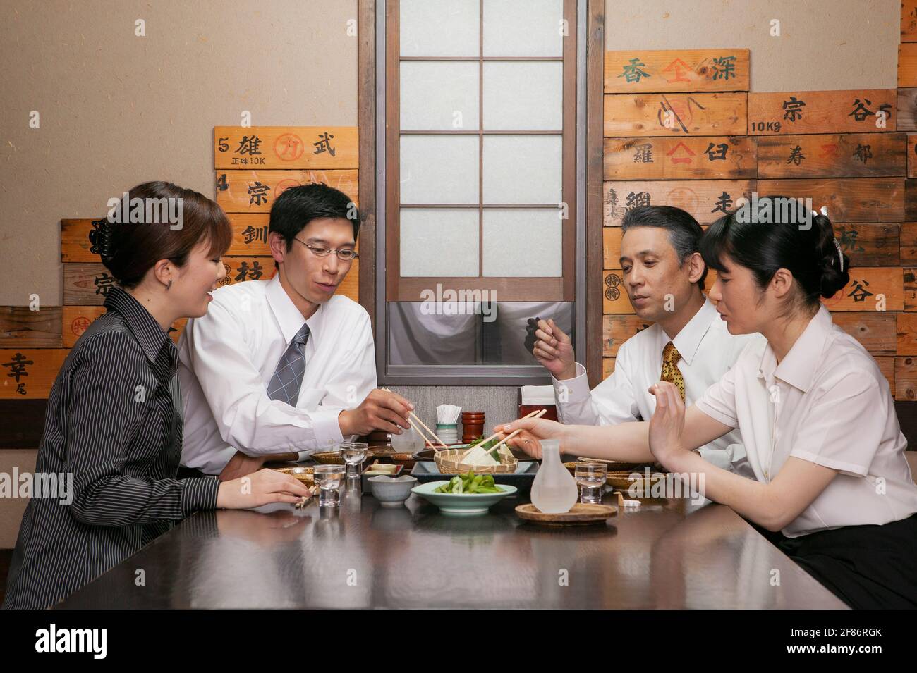 Japanische Geschäftsleute genießen das Mittagessen im Restaurant Stockfoto