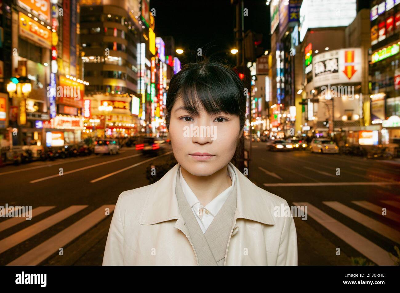 Porträt ernste Geschäftsfrau auf der Straße der Stadt bei Nacht, Tokio, Japan Stockfoto