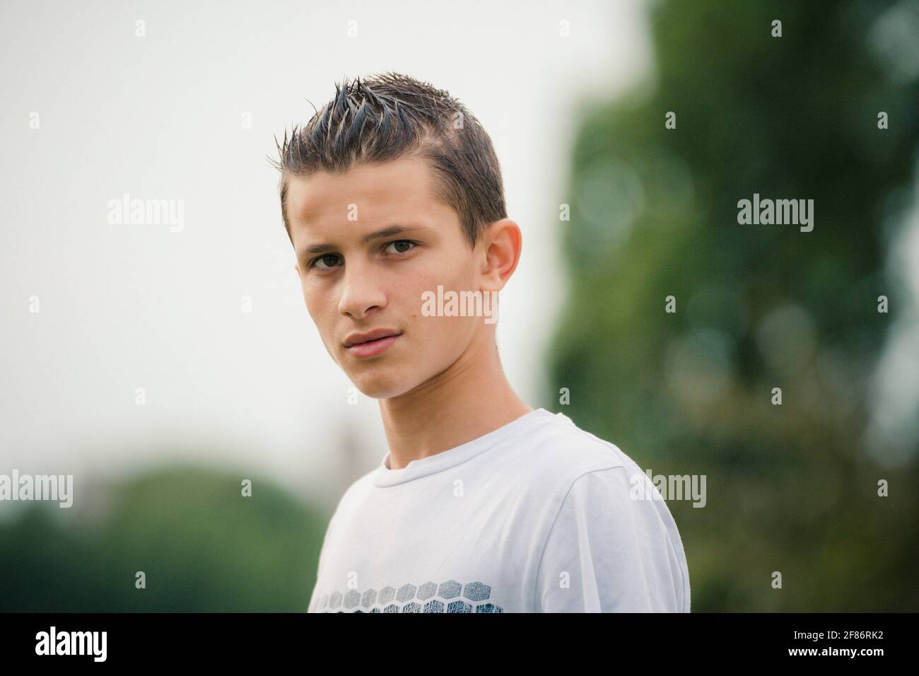 Portrait seriöse Teenager im Freien Stockfoto