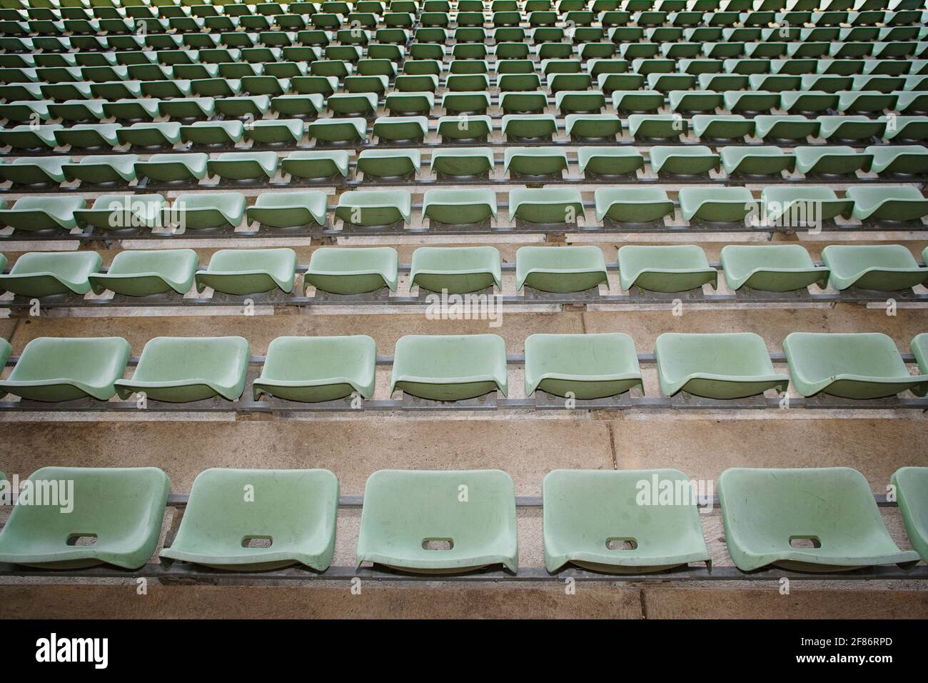 Grüne Sitzreihen im Stadion Stockfoto