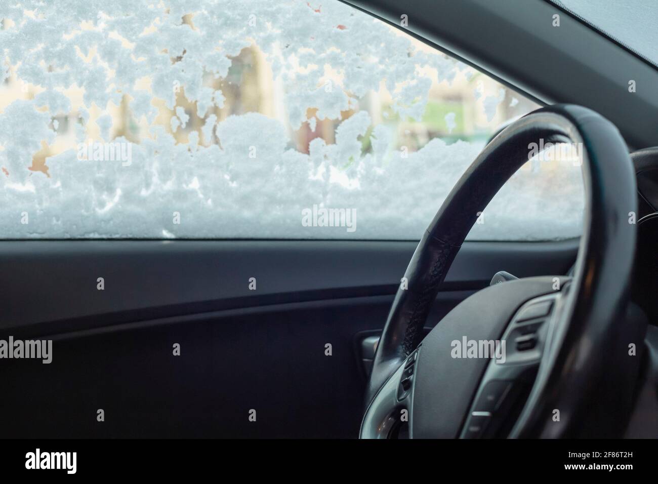 Innen des Autos mit schneebedecktem Fenster Stockfoto