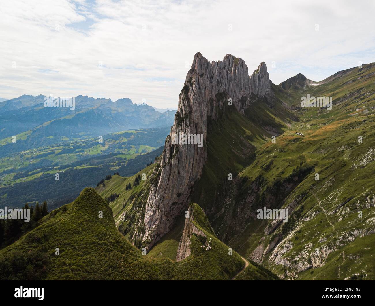 Luftaufnahme der spektakulären Felsformation Saxer Lücke im Appenzeller Gebiet während einer Wanderung am Säntis (Appenzell, Schweiz) Stockfoto