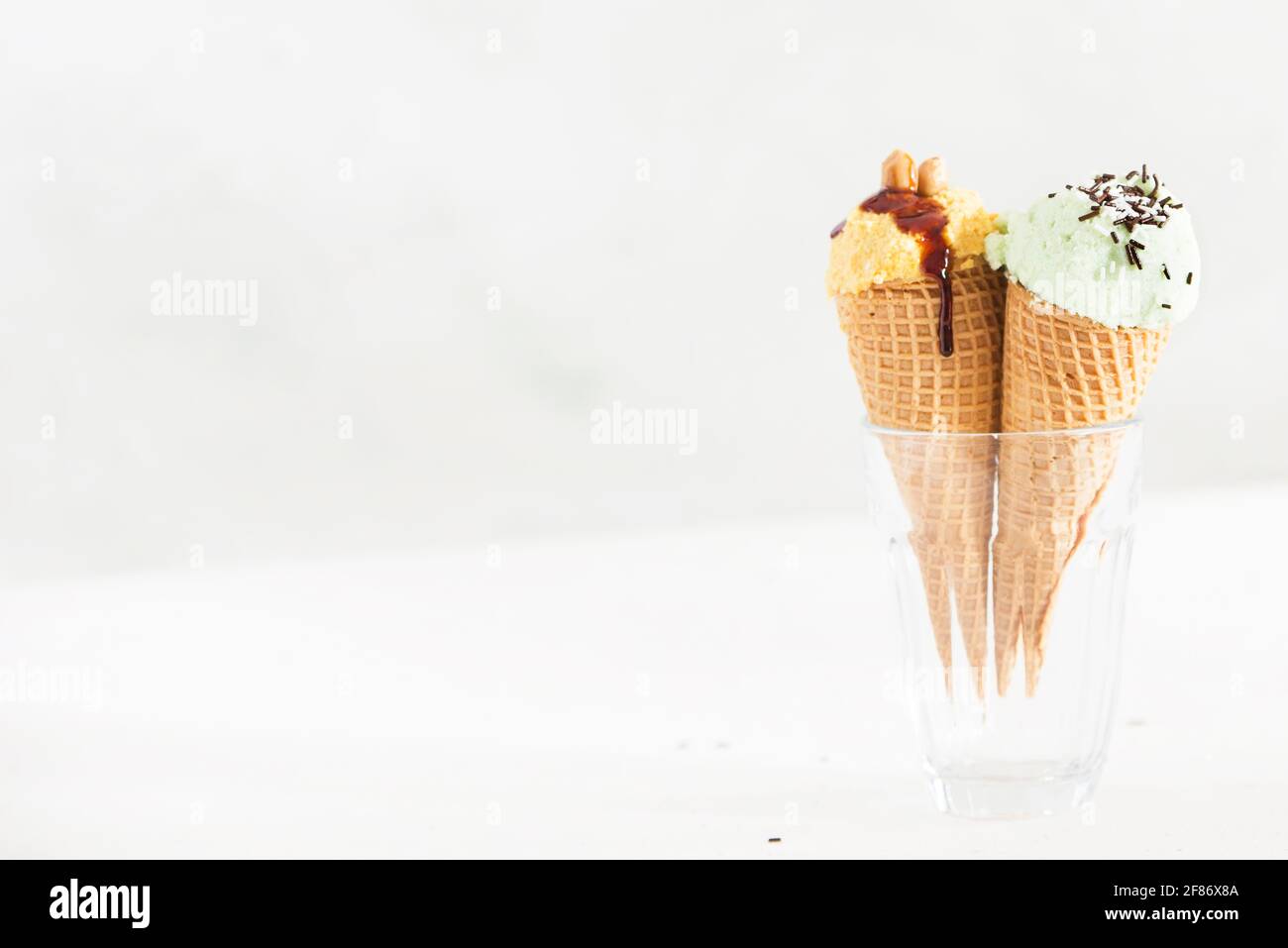 Eis mit Vanille, Schokolade und Erdbeere Stockfoto