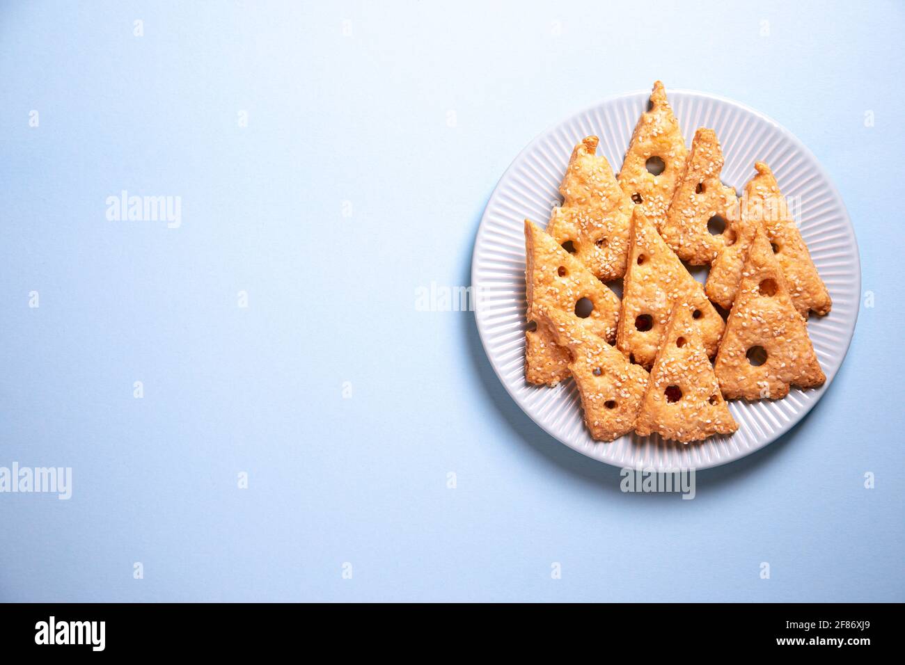 Parmesan pikante Plätzchen mit Rosmarin. Salzige Käsekekse. Gesunder Snack. Hintergrundbild. Draufsicht, Kopierplatz, flach liegend. Stockfoto