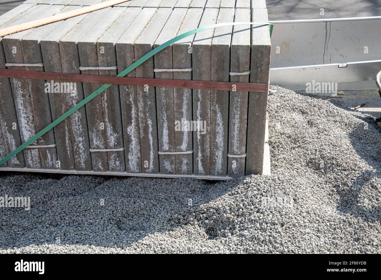 Steinplatten für die Straßenbedeckung auf Kiesbett Stockfoto