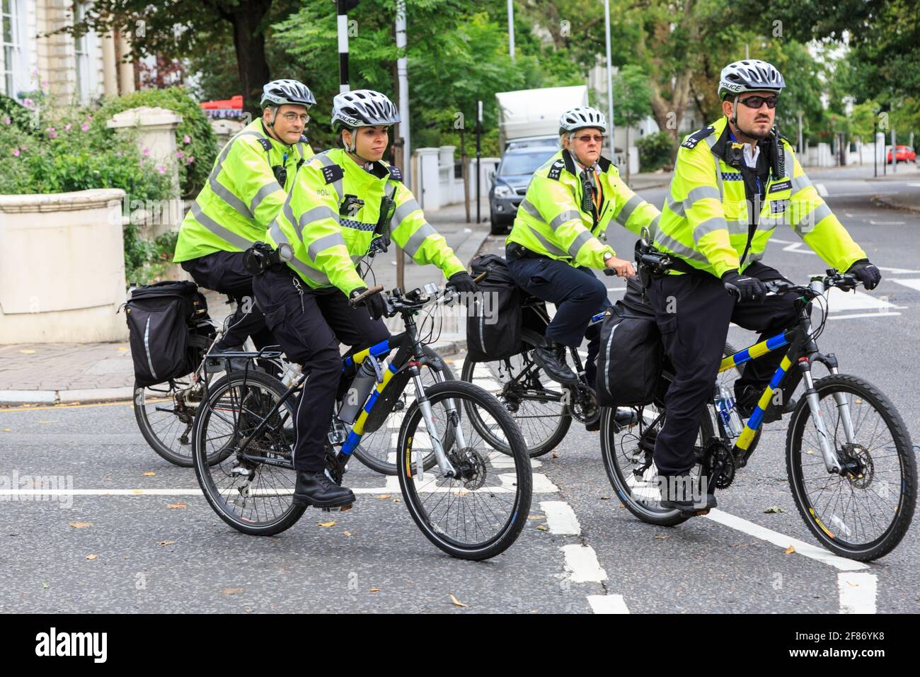 Britische Metropolitan Police Officers on bicycles in High viz Jackets, Notthing Hill, London, UK Stockfoto