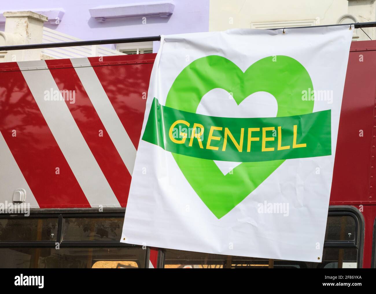 Grenfell grüne Herzfahne oder Banner hängen von einem Bus, Notting Hill Carnival, London, England Stockfoto