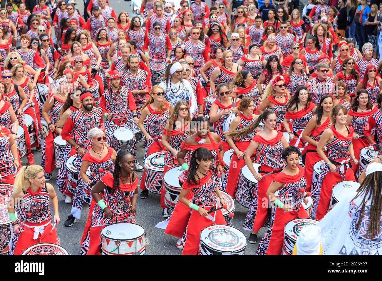 Batala Brazilian Band Steel Drummers, Notting Hill Carnival Parade Performer, London, Großbritannien Stockfoto