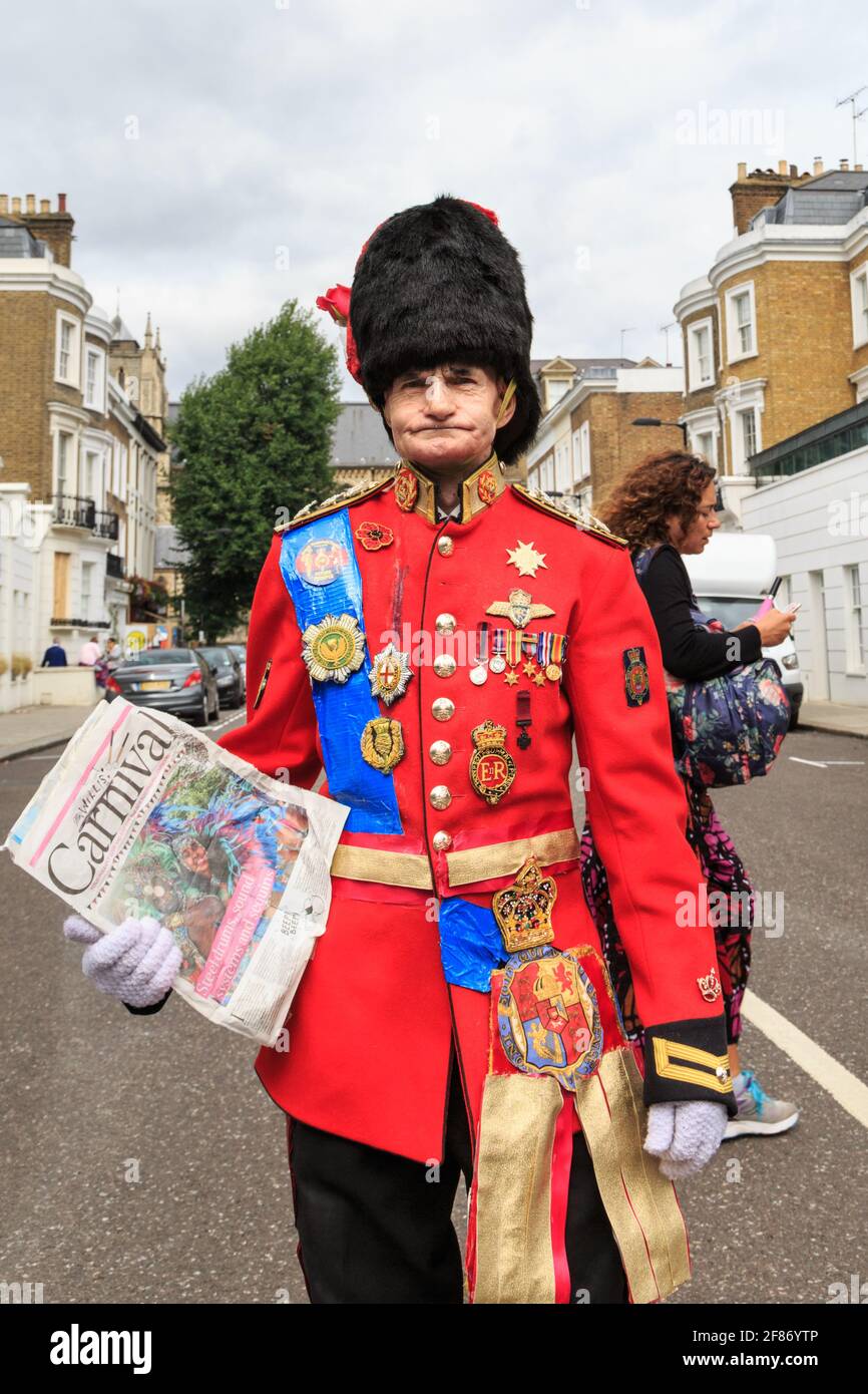 Ein Mann in britischem Militärkostüm, ähnlich dem des Duke of Edinburgh, mit Bärenhauthut, Notting Hill Carnival, London, Großbritannien Stockfoto