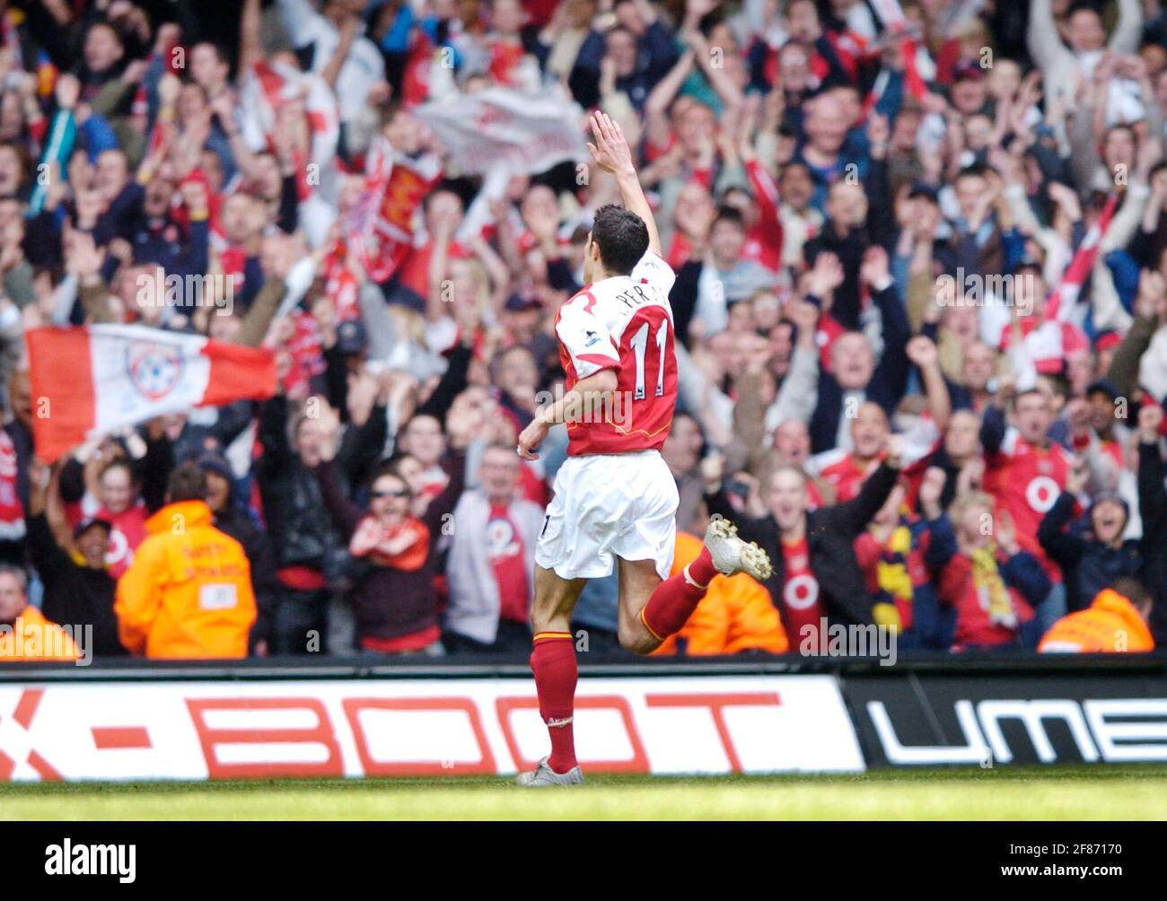 FA CUP HALBFINALE ARSENAL V BLACKBURN IM MILLENNIUM STADIUM CARDIFF VAN PERSIE NACH SCOREING SEINEM 1. TOR 16/4/2005 BILD DAVID ASHDOWNFA CUP Stockfoto