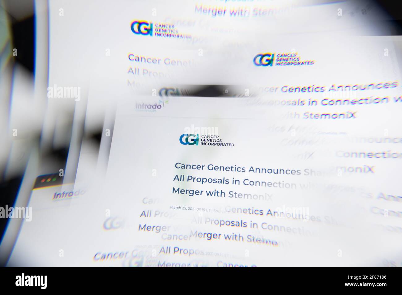 Mailand, Italien - 10. APRIL 2021: Cancer Genetics CGI-Firmenlogo auf dem Laptop-Bildschirm durch ein optisches Prisma gesehen. Illustratives redaktionelles Bild von Canbera Stockfoto