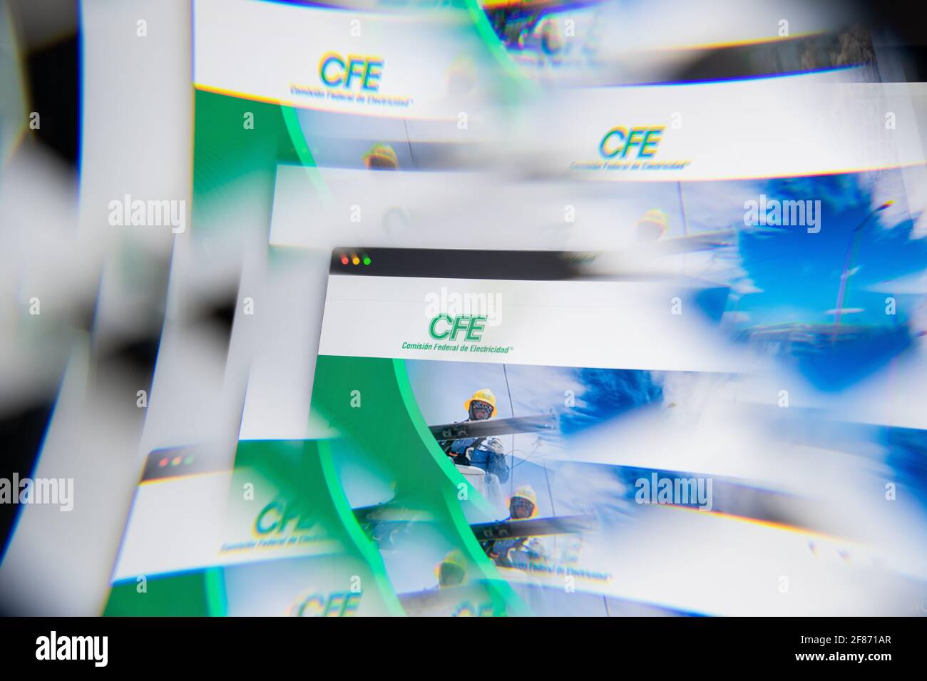 Mailand, Italien - 10. APRIL 2021: CFE-Logo auf dem Laptop-Bildschirm durch ein optisches Prisma gesehen. Illustratives redaktionelles Bild von der CFE-Website. Stockfoto