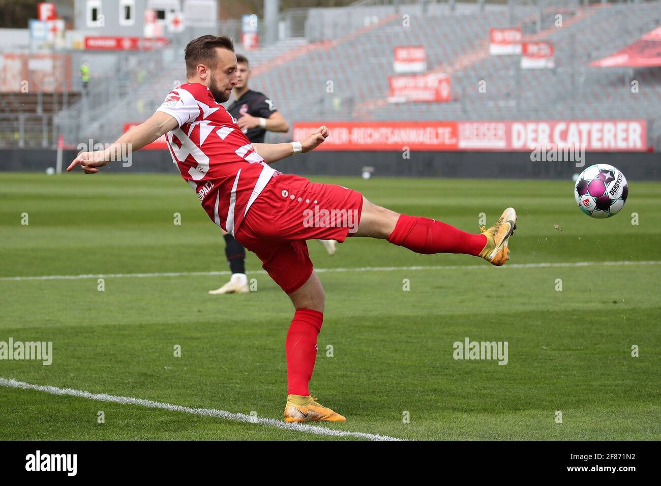 11. April 2021, Bayern, Würzburg: Fußball: 2. Bundesliga, Würzburger Kickers - 1. FC Nürnberg, Matchday 28, in der Flyeralarm Arena. Würzburgs David Kopacz spielt den Ball. Foto: Daniel Karmann/dpa - WICHTIGER HINWEIS: Gemäß den Bestimmungen der DFL Deutsche Fußball Liga und/oder des DFB Deutscher Fußball-Bund ist es untersagt, im Stadion und/oder vom Spiel aufgenommene Fotos in Form von Sequenzbildern und/oder videoähnlichen Fotoserien zu verwenden oder zu verwenden. Stockfoto