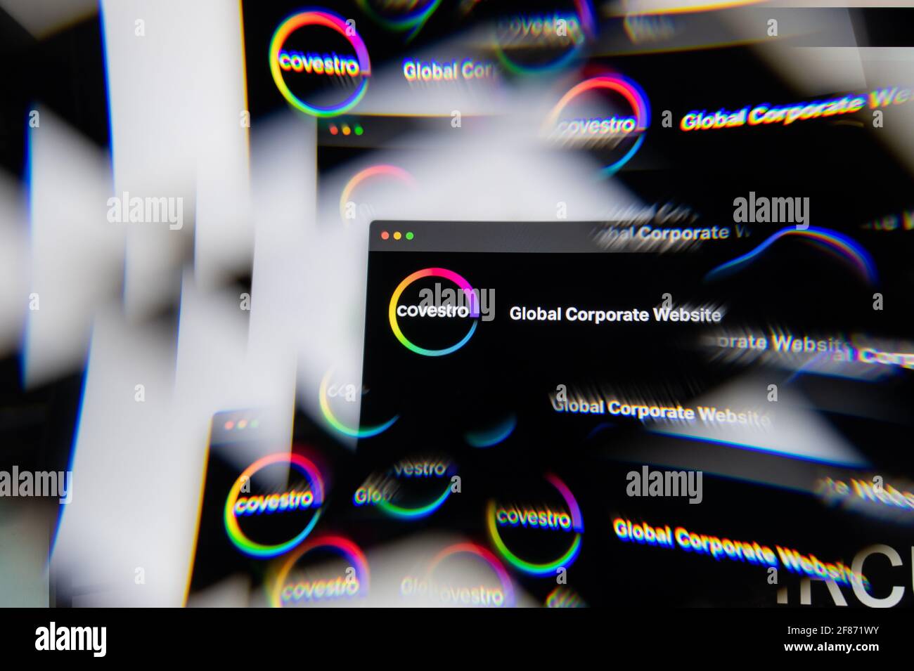 Mailand, Italien - 10. APRIL 2021: Covestro-Logo auf dem Laptop-Bildschirm durch ein optisches Prisma gesehen. Illustratives redaktionelles Bild von der Website von Covestro. Stockfoto