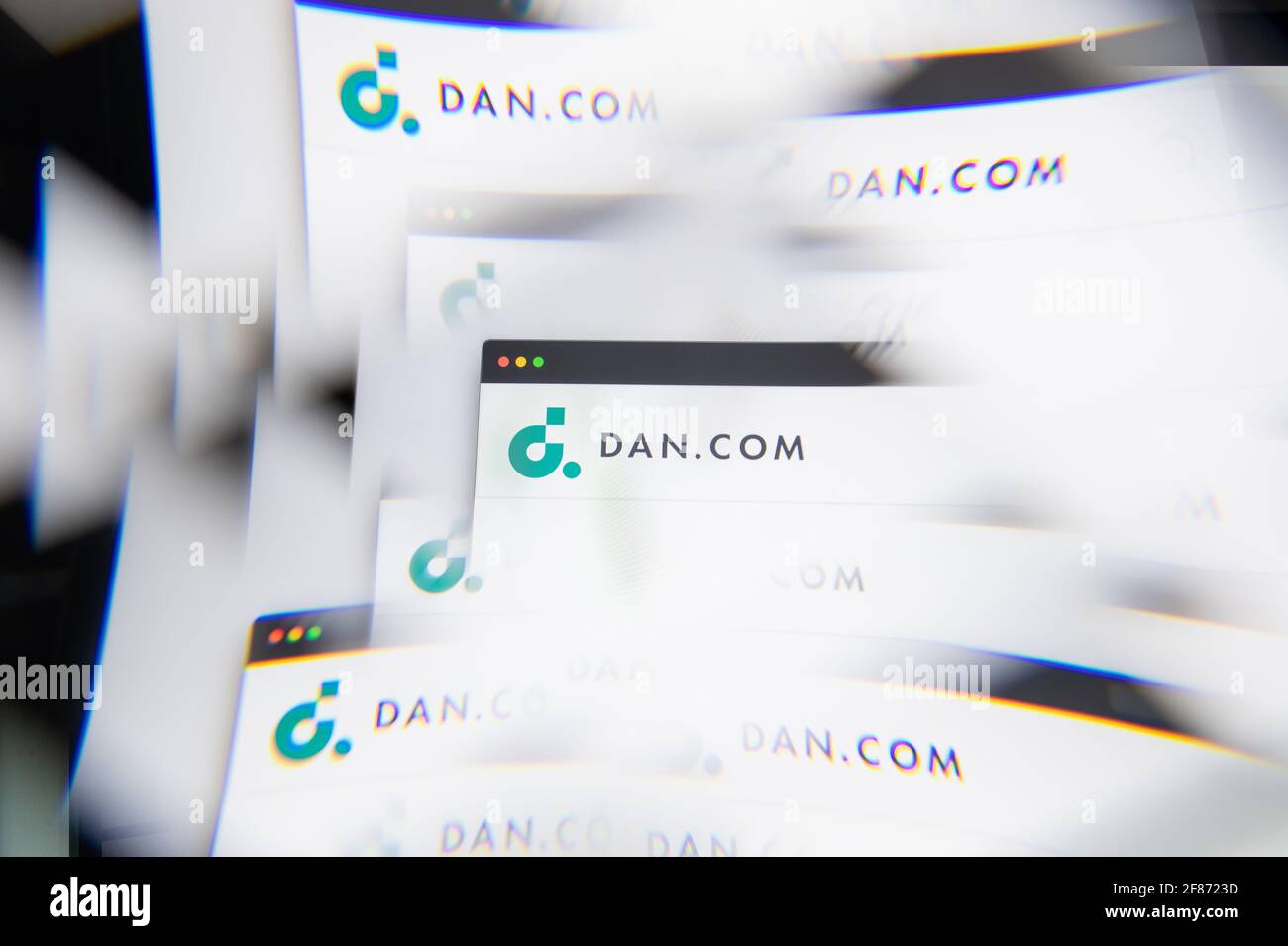 Mailand, Italien - 10. APRIL 2021: Dan Domain-Logo auf dem Laptop-Bildschirm durch ein optisches Prisma gesehen. Illustratives redaktionelles Bild von der Dan Domain-Website. Stockfoto