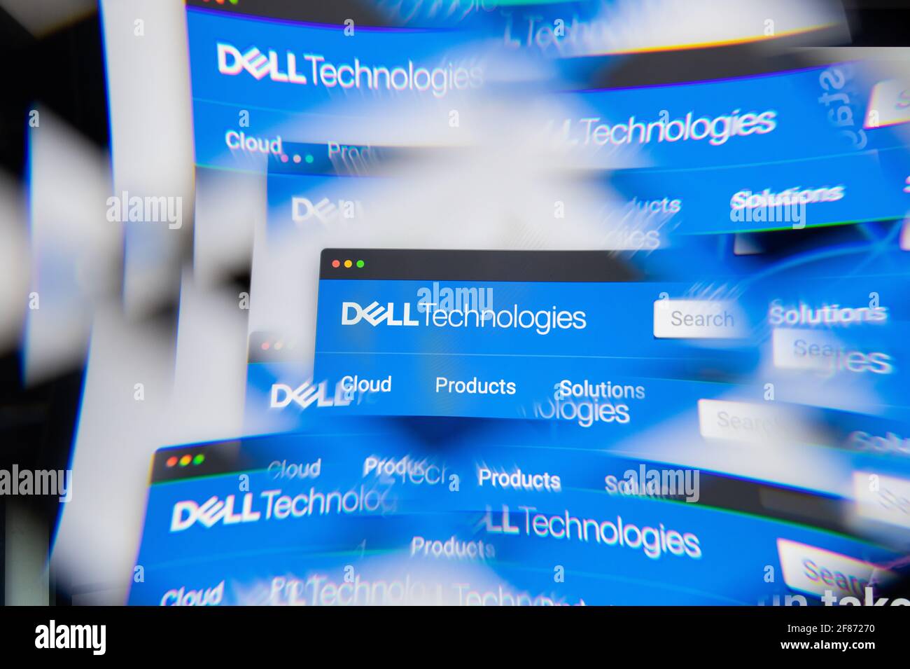 Mailand, Italien – 10. APRIL 2021: Dell Technologies-Logo auf dem Laptop-Bildschirm, das durch ein optisches Prisma gesehen wird. Illustratives redaktionelles Bild von Dell Technolog Stockfoto