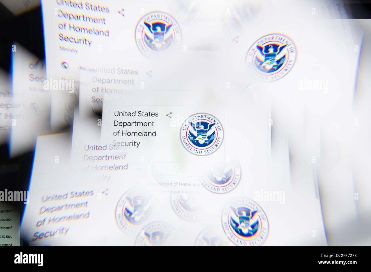 Mailand, Italien - 10. APRIL 2021: DHS-Logo auf dem Laptop-Bildschirm durch ein optisches Prisma gesehen. Illustratives redaktionelles Bild von der DHS-Website. Stockfoto