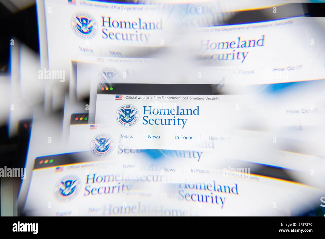 Mailand, Italien - 10. APRIL 2021: DHS-Logo auf dem Laptop-Bildschirm durch ein optisches Prisma gesehen. Illustratives redaktionelles Bild von der DHS-Website. Stockfoto