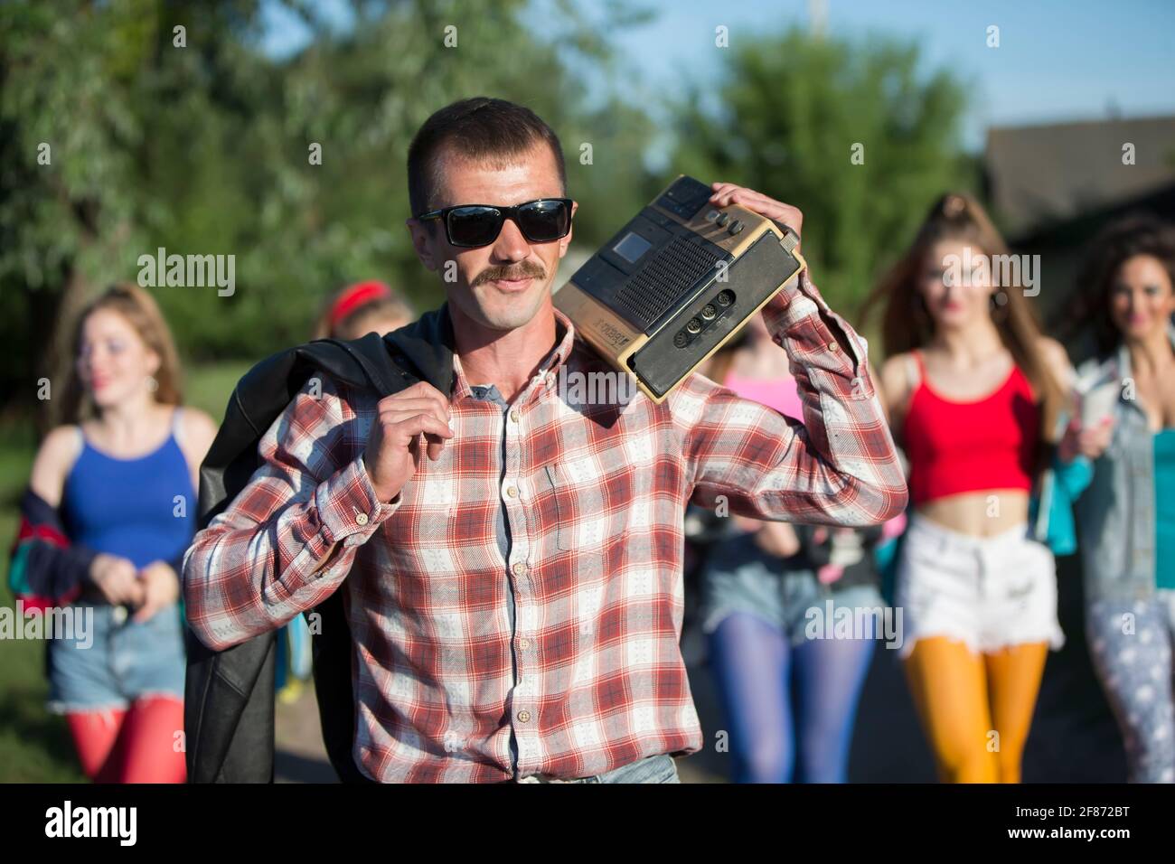Freitag Nacht Diese Gruppe Von Männer Wird Spass Haben Mit Den Mädchen Freitag Nacht Diese Gruppe Von Männer Wird Spass Haben Mit Den Mädchen