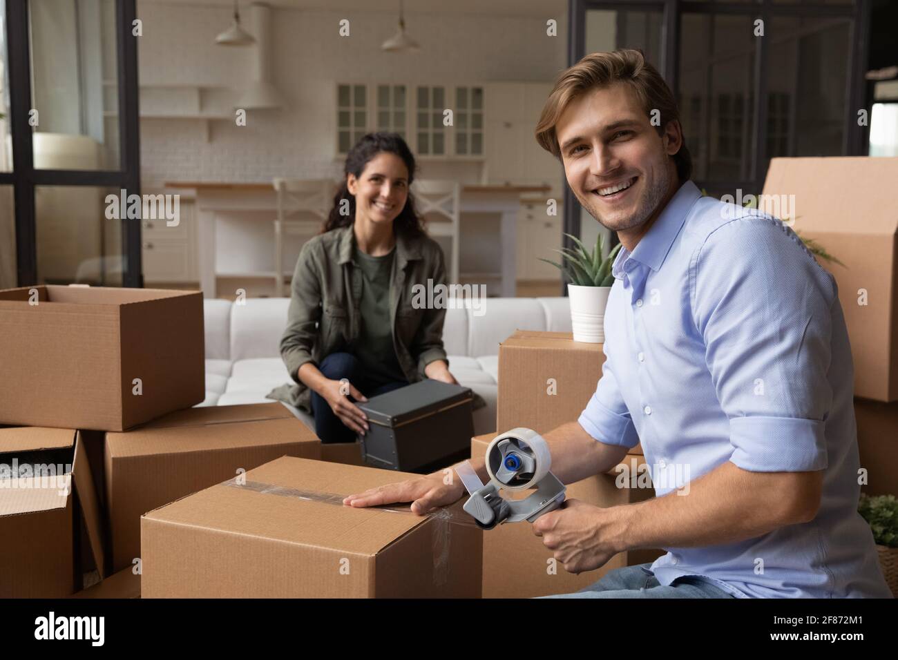 Portrait glückliche Familie Vorbereitung auf Umzug, Verpackung Boxen mit Habseligkeiten Stockfoto