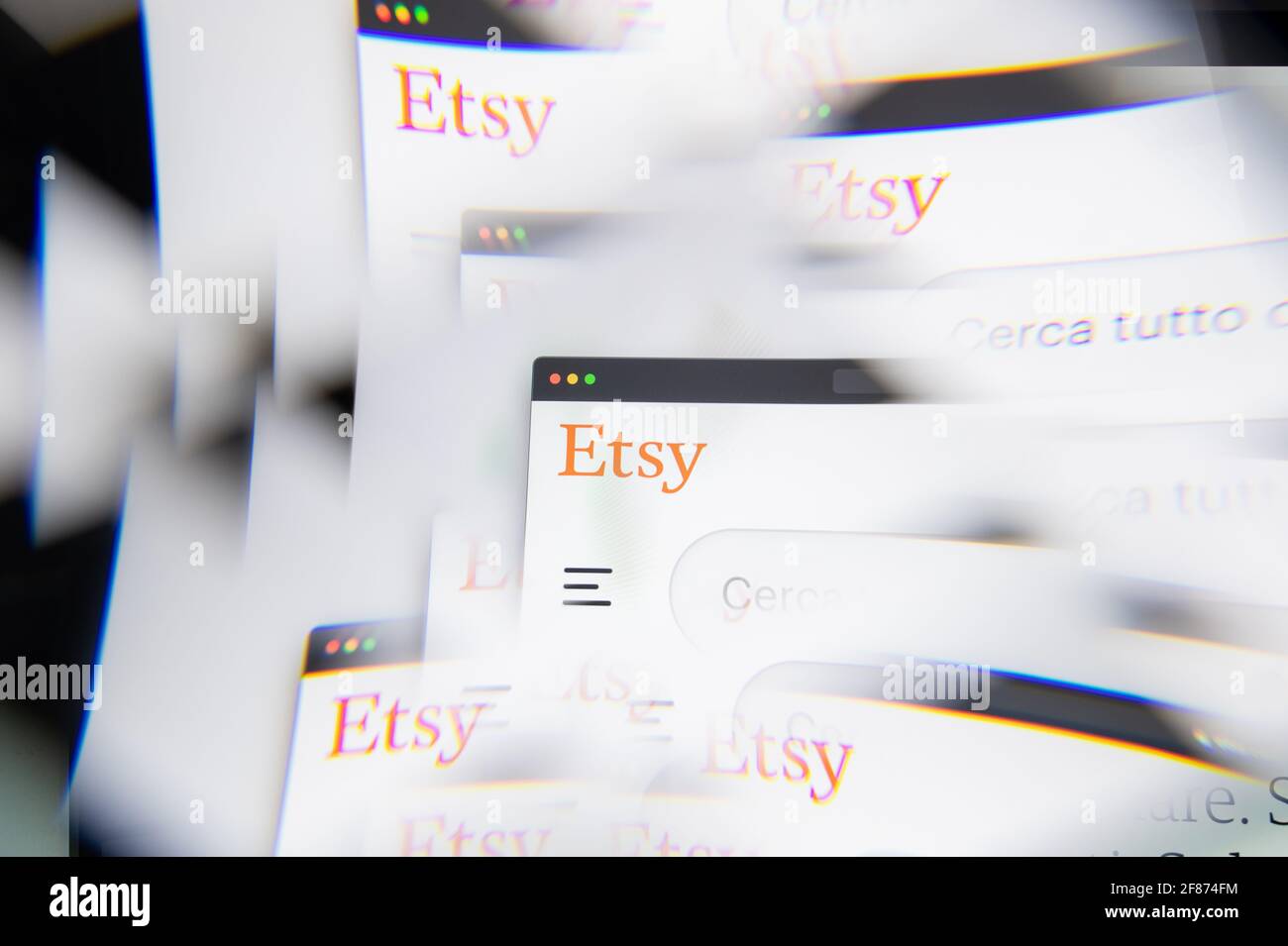 Mailand, Italien - 10. APRIL 2021: ETSY-Logo auf dem Laptop-Bildschirm durch ein optisches Prisma gesehen. Illustratives redaktionelles Bild von DER ETSY-Website. Stockfoto