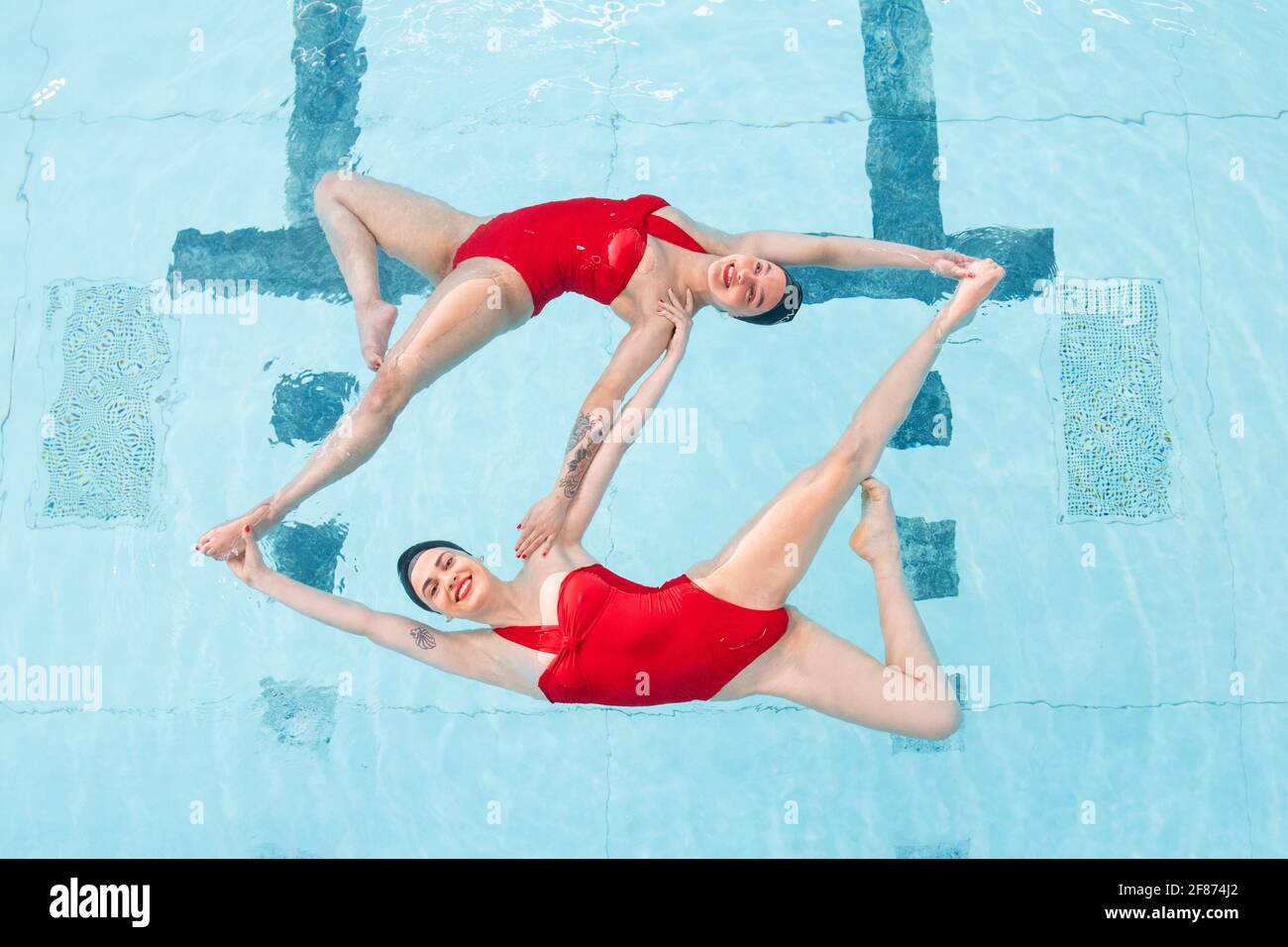 Rebecca Richardson (TOP) und Genevieve Florence, Mitglieder des Aquabatix-Synchronschwimmteams, während einer Trainingseinheit im Schwimmbad des Clissold Leisure Centre im Norden Londons, das für die Öffentlichkeit wiedereröffnet wurde, da England einen weiteren Schritt zurück in Richtung Normalität unternimmt und die Sperrbeschränkungen weiter lockert. Bilddatum: Montag, 12. April 2021. Stockfoto