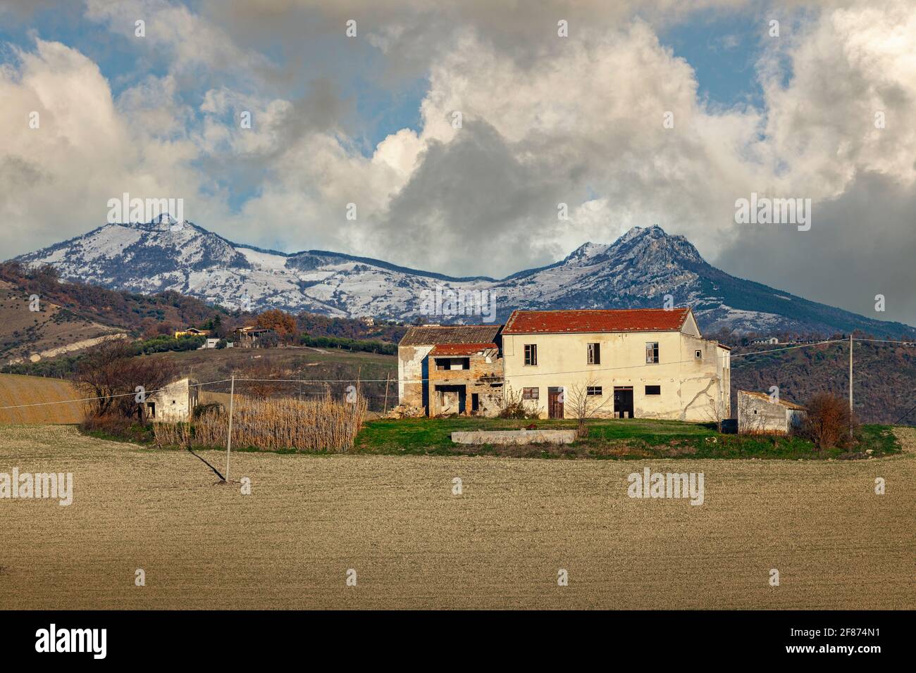 Verlassene Bauernhaus in den Hügeln der Abruzzen. Im Hintergrund die Gran Sasso Kette. Abruzzen, Italien, Europa Stockfoto
