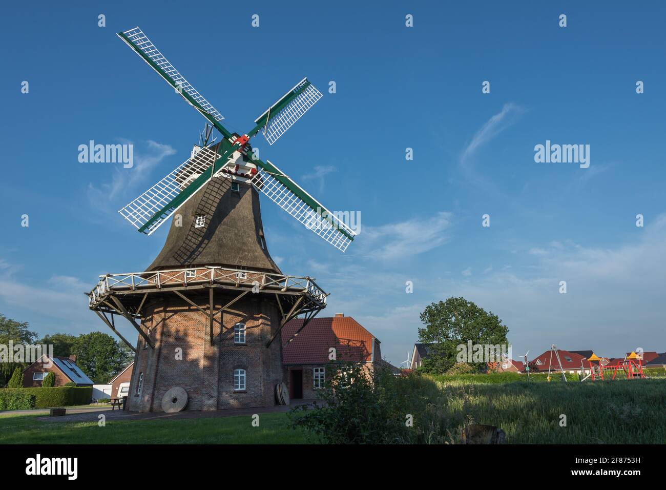 Windmühle in Ostfriesland, Niedersachsen, Deutschland Stockfoto