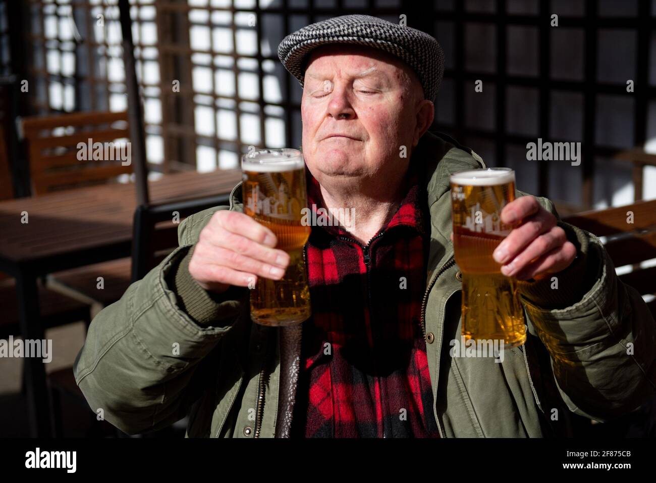 John Witts genießt einen Drink bei der Wiedereröffnung des Figure of Eight Pubs in Birmingham, während England mit der weiteren Lockerung der Sperrbeschränkungen einen weiteren Schritt zurück in Richtung Normalität unternimmt. Bilddatum: Montag, 12. April 2021. Stockfoto