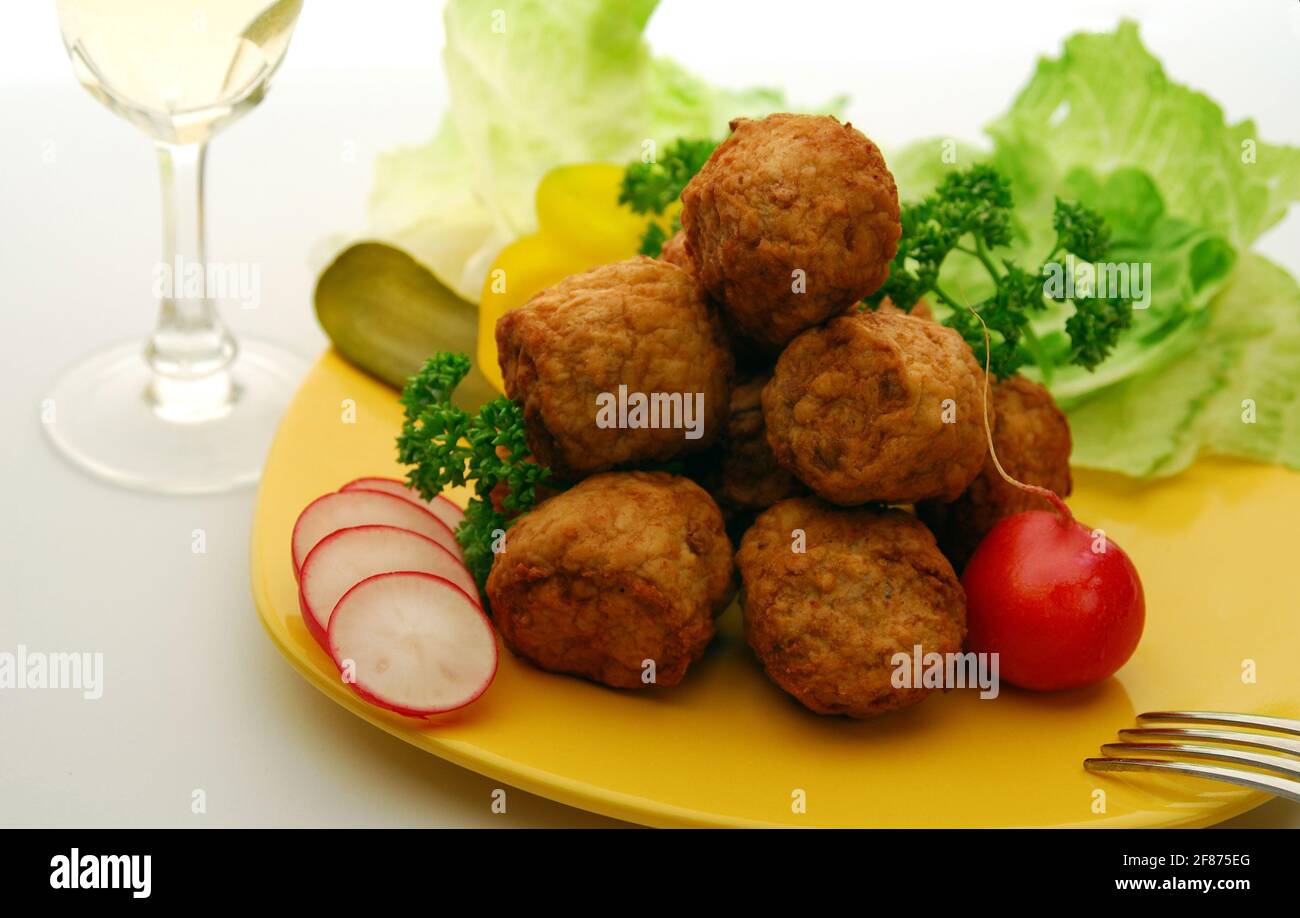 Fleischbällchen und frisches Gemüse mit Weißwein auf Gelb Platte Stockfoto Fleischbällchen und frisches Gemüse mit Weißwein auf Gelb Platte Stockfoto