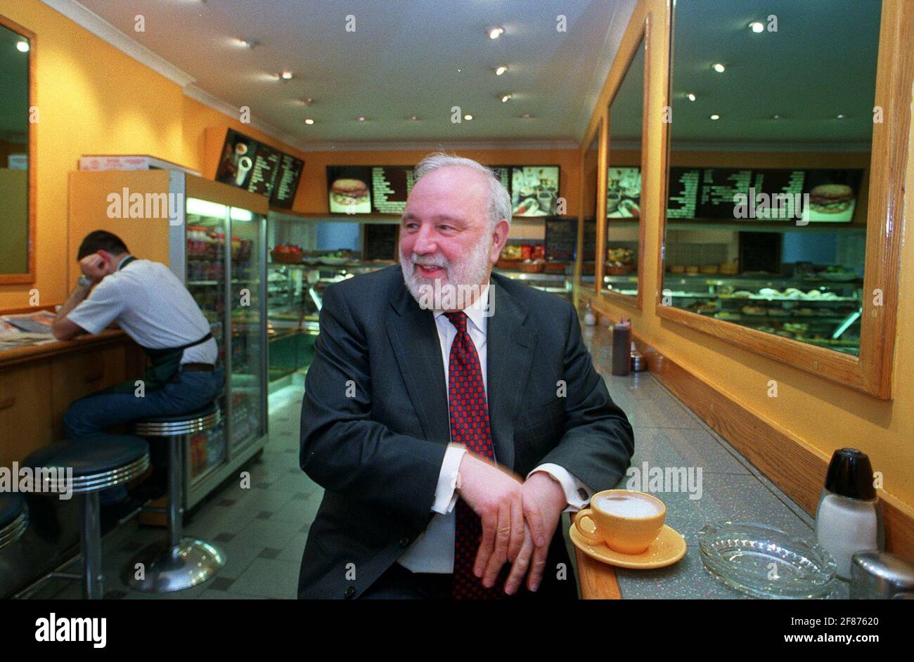 Frank Dobson MP London Bürgermeisteranwärter März 2000 bei einem Kaffee In einem Café nach einer Debatte in der Guildhall Stockfoto