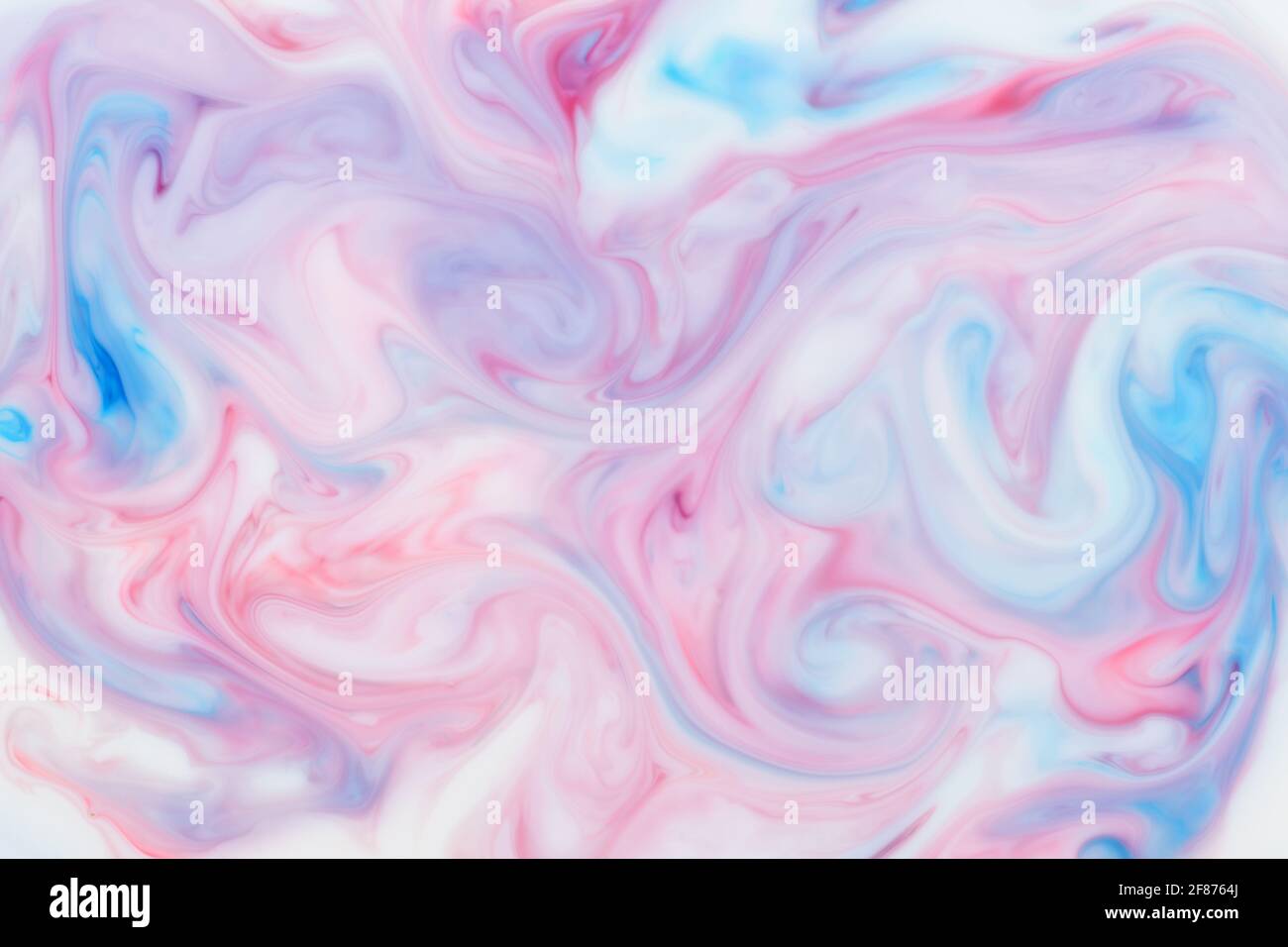 Wirbelnde künstlerische Mischung aus blauer und rosa Tinte in einem Abstraktes Hintergrundmuster und Textur für den Einsatz als Design Vorlage in einer Vollformatansicht Stockfoto