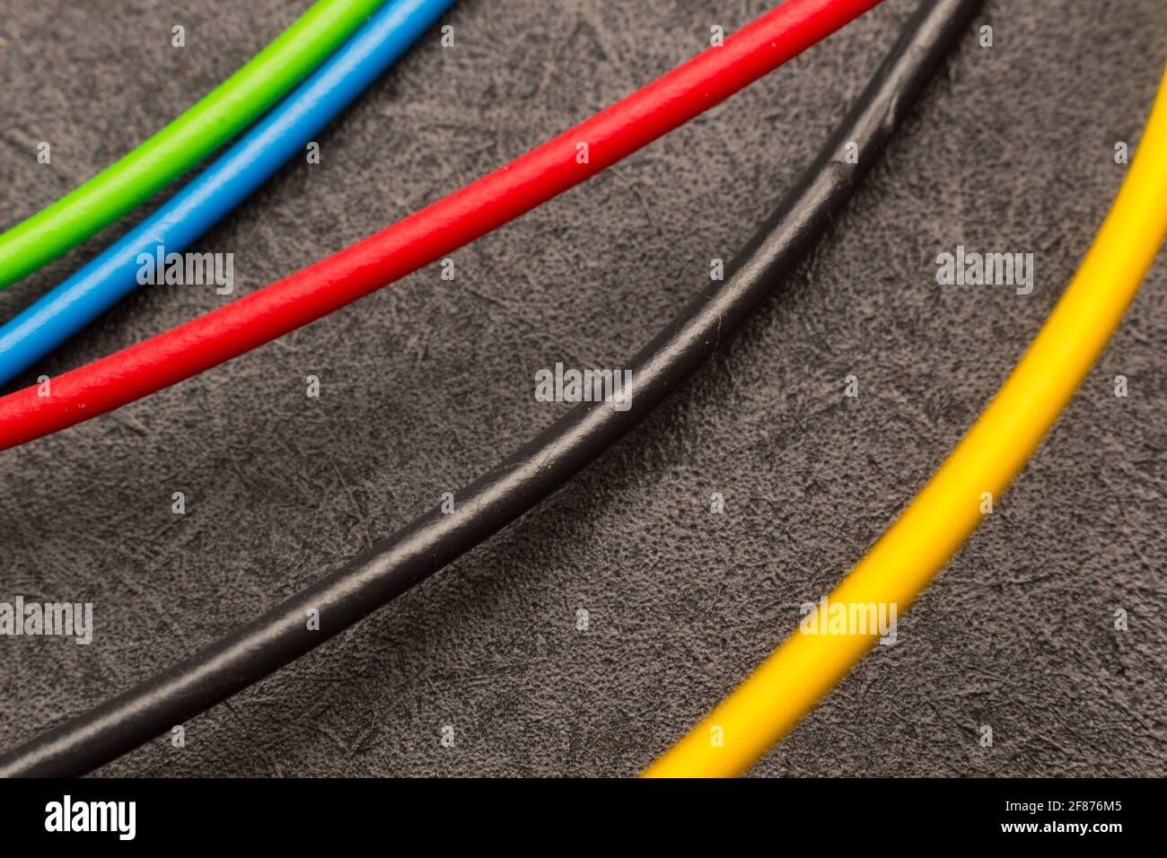 Farbige elektrische Kabel; Grundfarben bei elektrischen Kabeln. Kabelreste; kleine Stücke farbiger Drähte; elektrische Drähte. Stockfoto