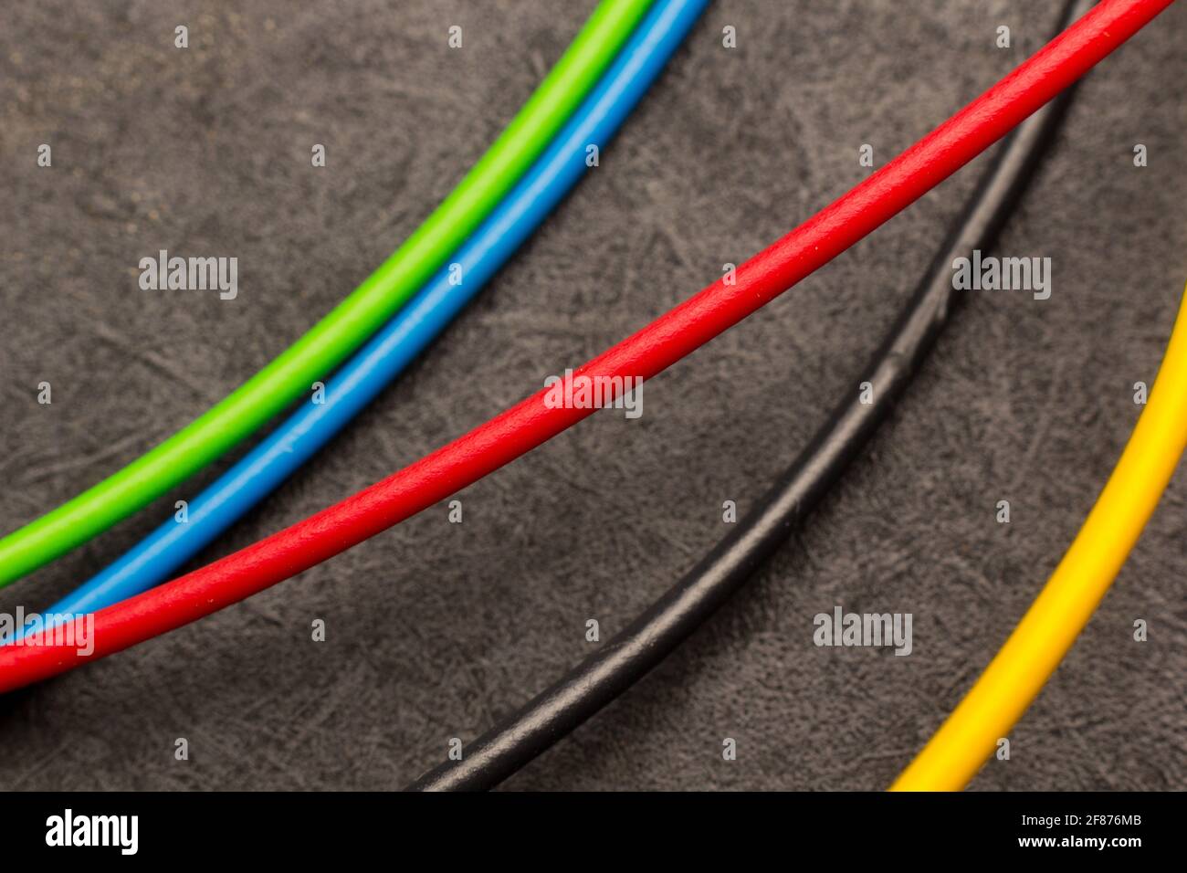 Farbige elektrische Kabel; Grundfarben bei elektrischen Kabeln. Kabelreste; kleine Stücke farbiger Drähte; elektrische Drähte. Stockfoto
