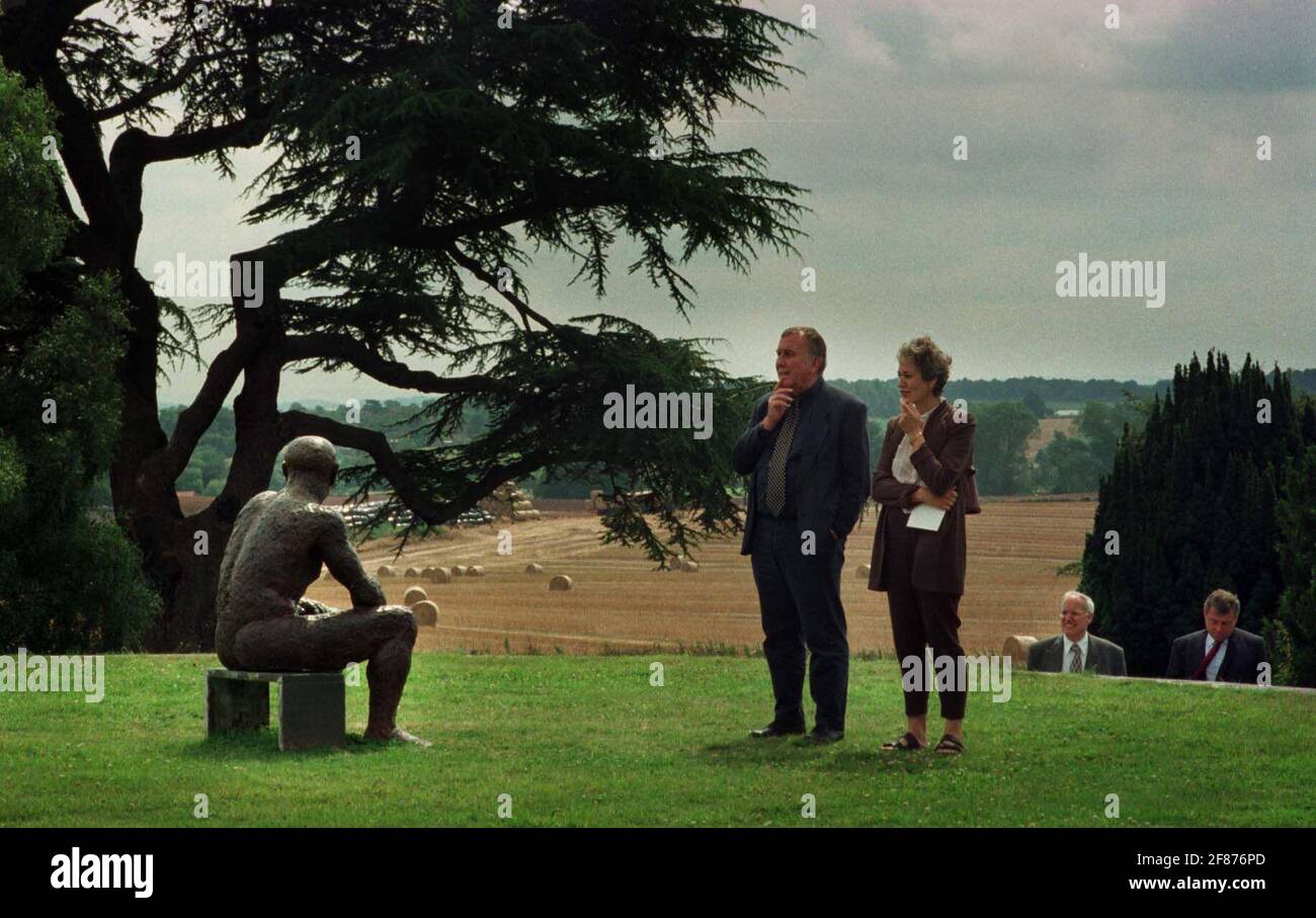 Sitzende Mann-Skulptur von Elizabeth Frink am Witley Court Juli 2000Menschen betrachten sitzenden Mann Stockfoto