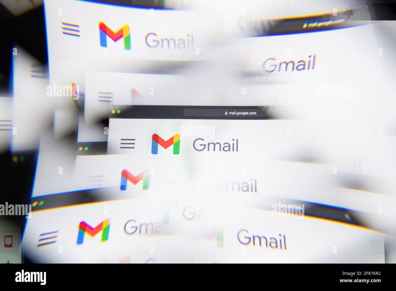 Mailand, Italien - 10. APRIL 2021: GMAIL-Logo auf dem Laptop-Bildschirm durch ein optisches Prisma gesehen. Illustratives redaktionelles Bild von DER GMAIL-Website. Stockfoto Mailand, Italien - 10. APRIL 2021: GMAIL-Logo auf dem Laptop-Bildschirm durch ein optisches Prisma gesehen. Illustratives redaktionelles Bild von DER GMAIL-Website. Stockfoto