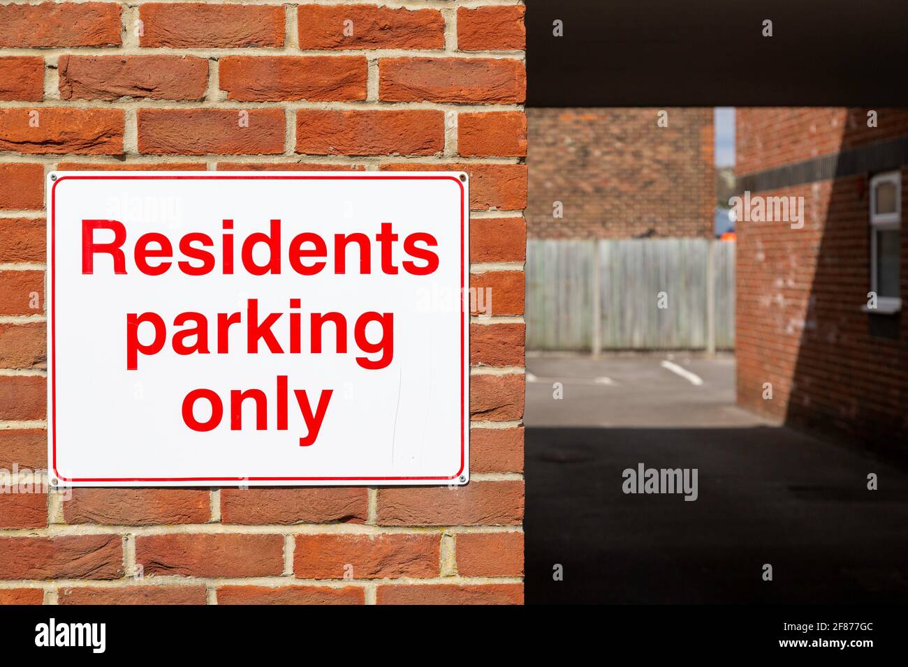 Ein Schild an der Wand eines Wohnblocks, das besagt Parken nur für Gäste Stockfoto