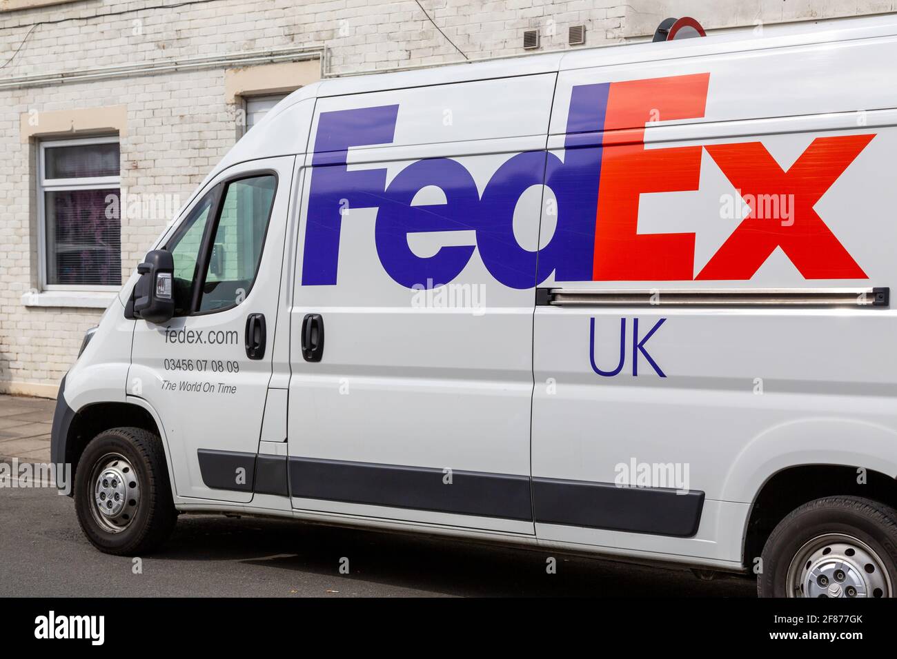 Das FedEx-Logo auf der Seite eines Lieferwagens Stockfoto