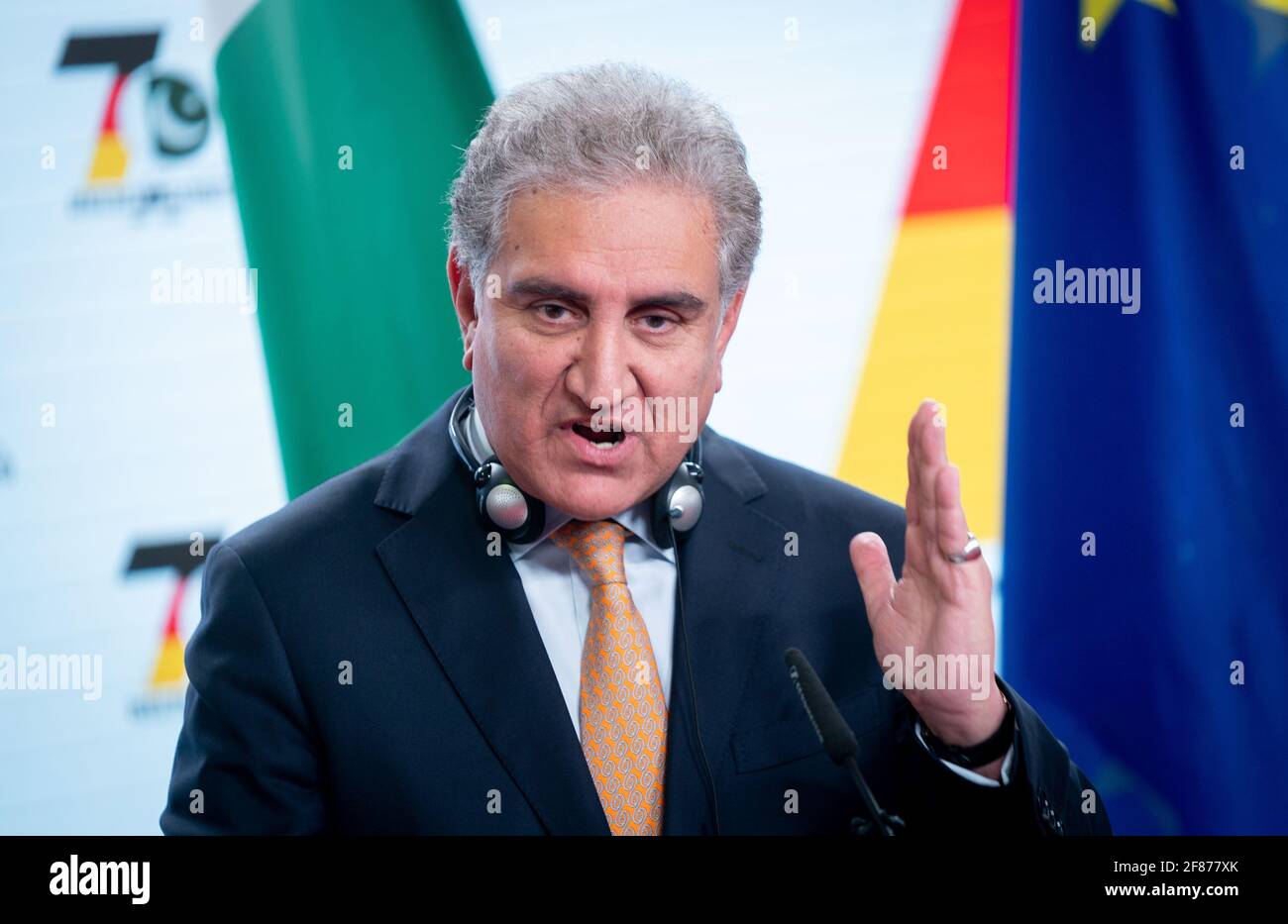 Berlin, Deutschland. April 2021. Makhdoom Shah Mahmood Qureshi, Außenminister Pakistans, hält zusammen mit seinem deutschen Amtskollegen, Außenminister Maas (SPD, nicht im Bild), eine Pressekonferenz im Auswärtigen Amt ab. Quelle: Kay Nietfeld/dpa Pool/dpa/Alamy Live News Stockfoto