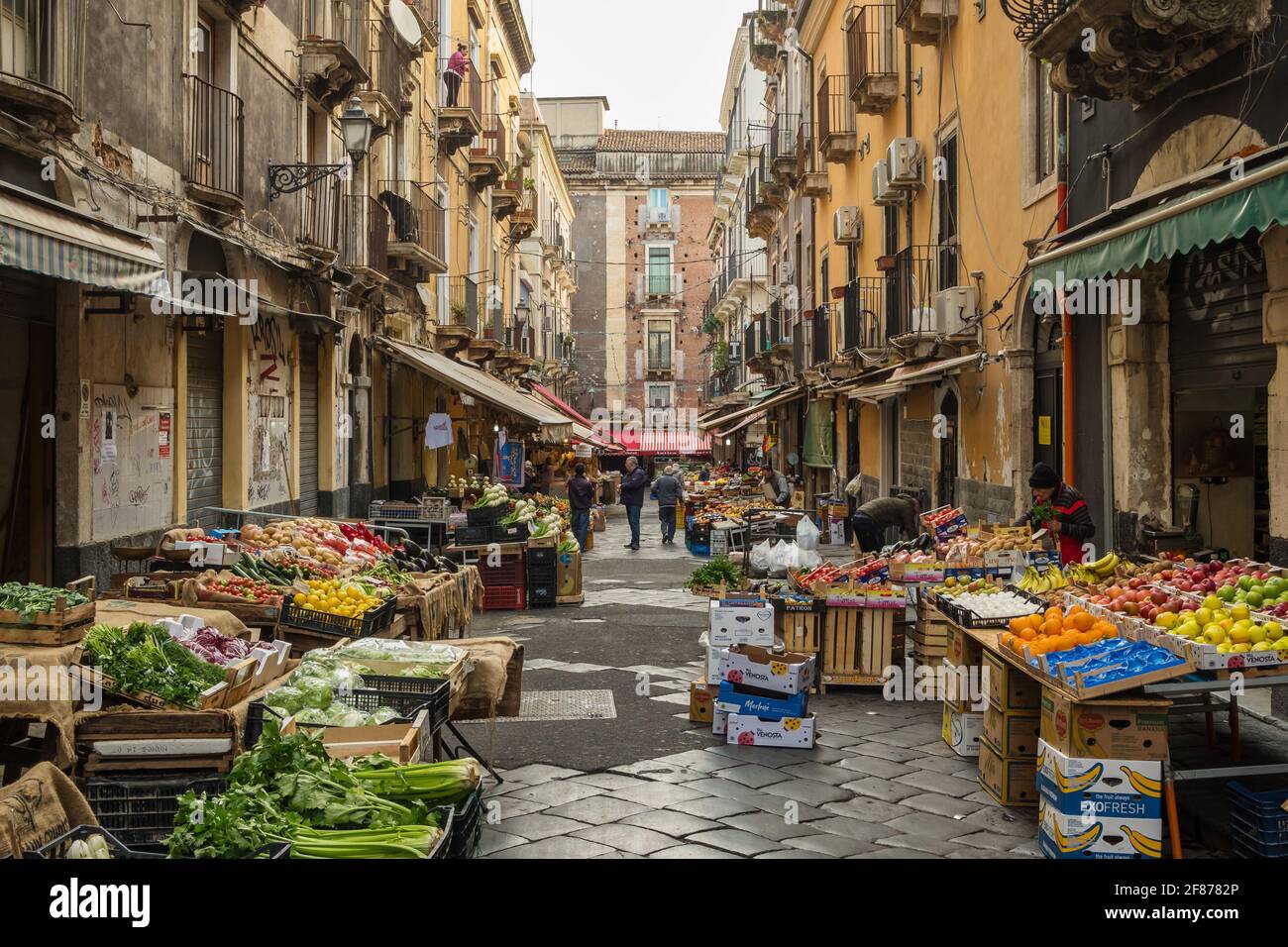 Frisches Obst und Gemüse auf dem Ballaro-Markt in Palermo, Sizilien Stockfoto