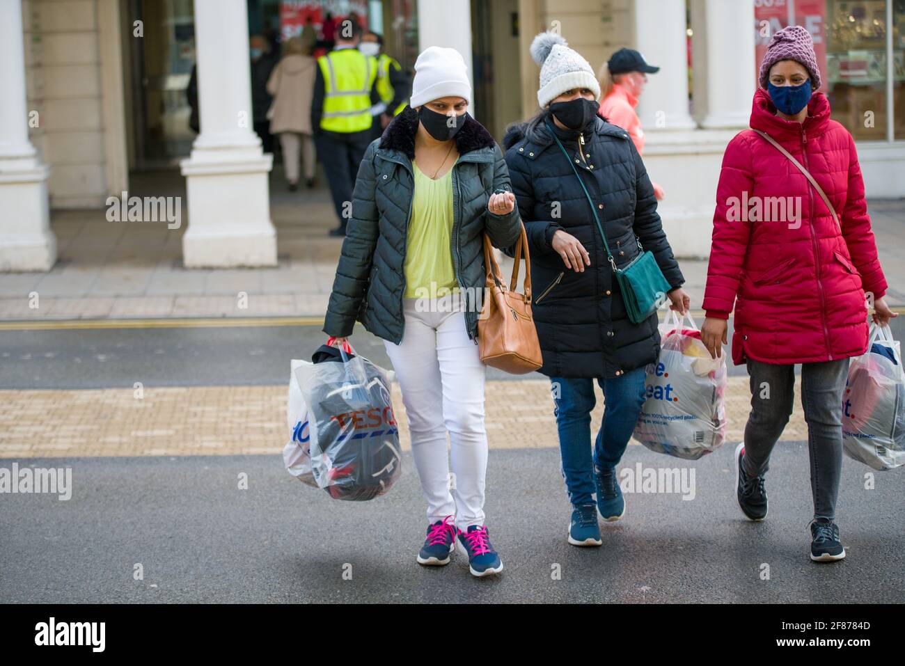 Leamington, Großbritannien. April 2021. Nach einem bitterkalten Start in den Morgen genießen die Käufer einen Sonneneinbruch. Bekleidungsgeschäfte sind jetzt geöffnet und Mahlzeiten im Freien sind erlaubt. Kredit: Ryan Underwood/Alamy Live Nachrichten Stockfoto