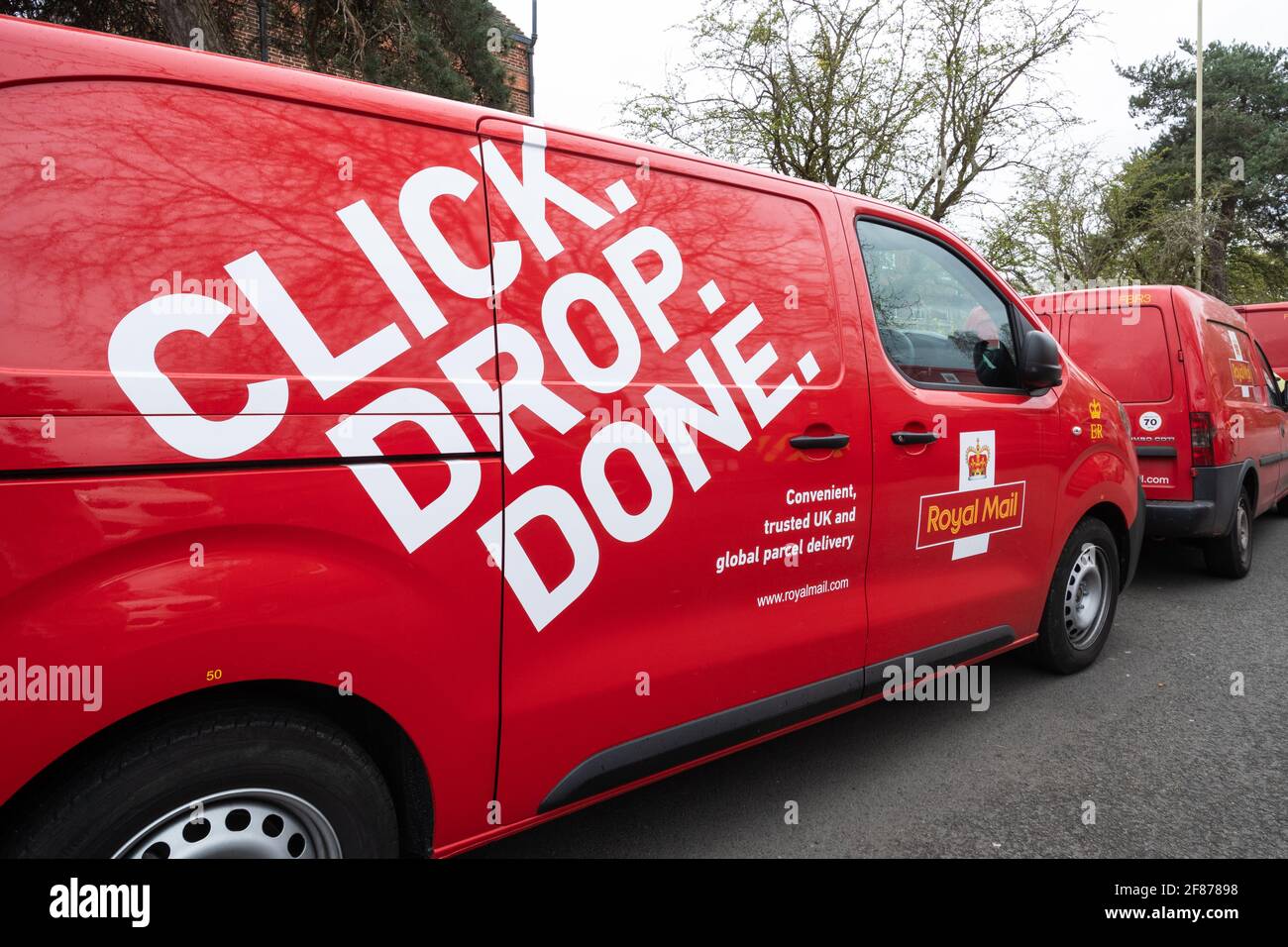 Klicke auf „Drop done“-Slogan auf einem roten Van von Royal Mail, Großbritannien Stockfoto