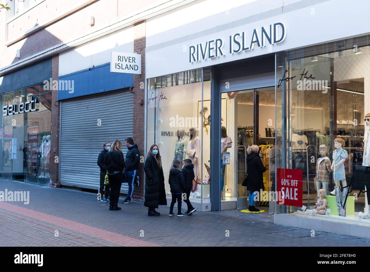 Middlesbrough, Großbritannien. April 12 2021: Kunden stehen vor River Island in Middlesbrough Schlange, nachdem die Sperrregeln in Großbritannien weiter entspannt wurden. Quelle: Jason Brown/Alamy Live News Stockfoto