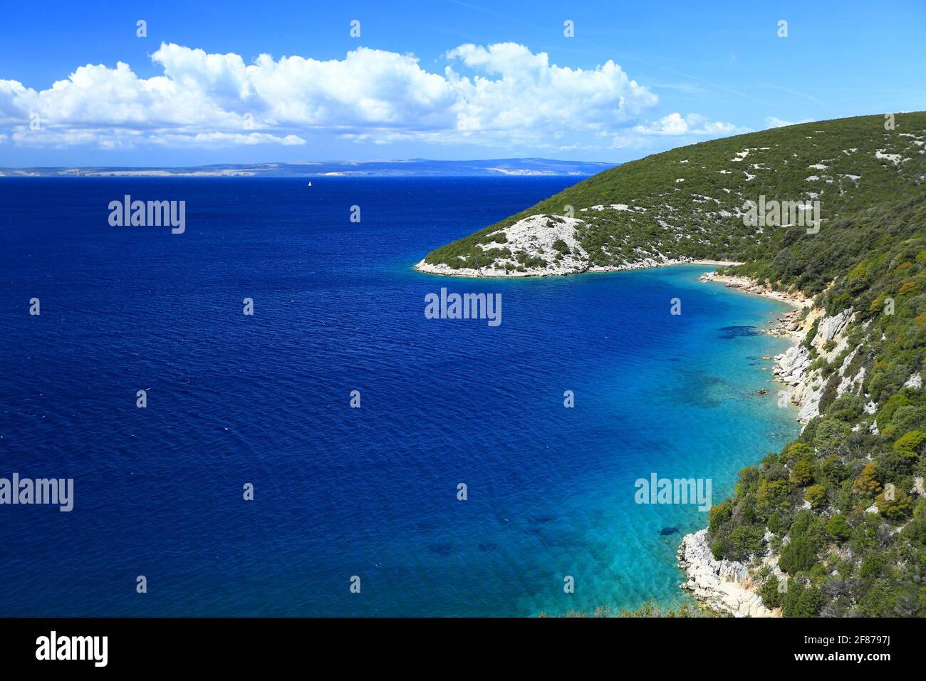 Schöne blaue Adria auf der Insel Rab, Kroatien Stockfoto