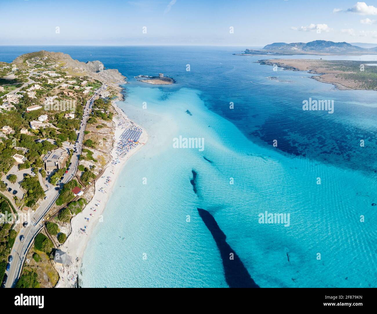 Mediterraner Strand La Pelosa, Stintino, Insel Sardinien, Italien.Luftbild Stockfoto