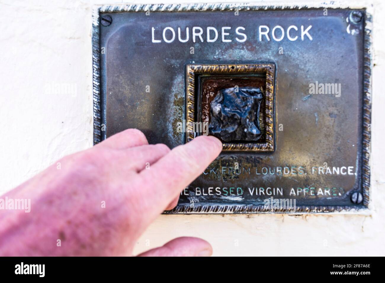 Ein Stück Lourdes Rock vor einer römisch-katholischen Kirche in der Grafschaft Donegal, Irland Stockfoto